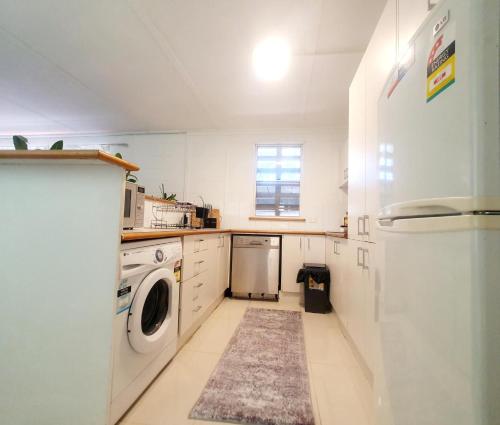 Cozy 2Bed& 1Bath Guest Suite surrounded by garden near Lake with Free parking and Wi-Fi in Yarralumla