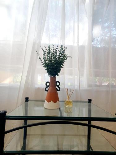 Cozy 2Bed& 1Bath Guest Suite surrounded by garden near Lake with Free parking and Wi-Fi in Yarralumla