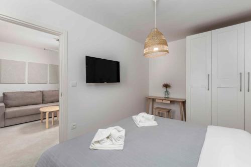 1 king bed, 1 sofa bed