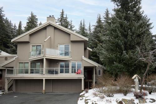 4BR | Blueberry Hill Estates | Lake View | Tranquil Setting | Gourmet Kitchen | Family-Sized - image 5