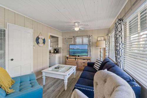 118 Emerald Ave A in Newport Beach, USA