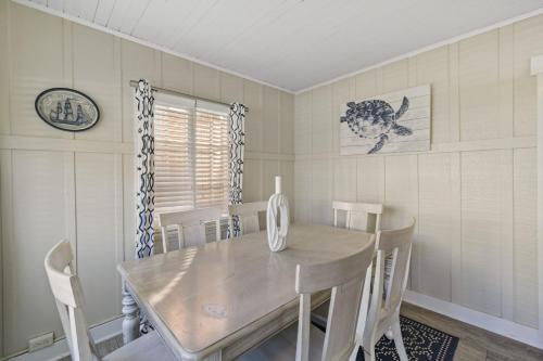 118 Emerald Ave A in Newport Beach, USA