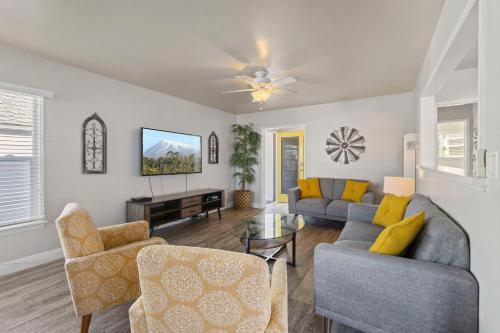 118 Emerald Ave B in Newport Beach, USA