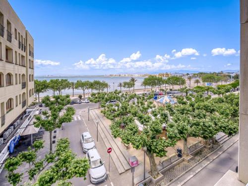 Beachfront Apartment with Terrace Views – khách sạn tại Montjoi