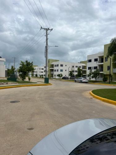 Hermoso y amplio apartamento de 3 habitaciones y 2 baños ! (Hermoso y amplio apartamento de 3 habitaciones y 2 banos !) in ซานเปโดร เดอมาคอริส