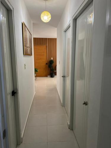 Hermoso y amplio apartamento de 3 habitaciones y 2 baños ! (Hermoso y amplio apartamento de 3 habitaciones y 2 banos !) in ซานเปโดร เดอมาคอริส