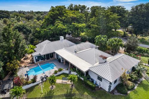 Amazing 8BR with Pool, Lake View & Tons of Amenities! in Davie, USA