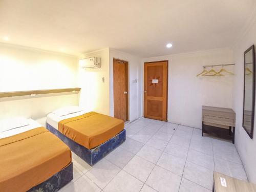 Standard Twin Room image 10