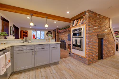 5 Mi to Skiing Home with Hot Tub and Patio! 5 Mi to Skiing Home with Hot Tub and Patio!