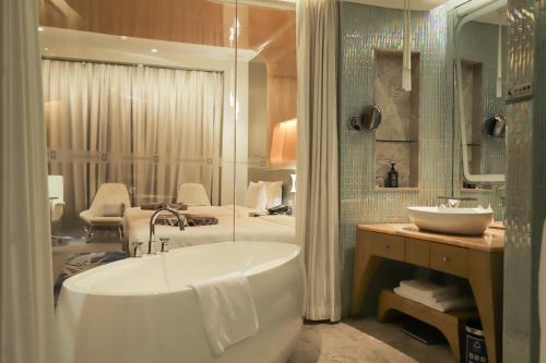 room detail thumbnail 2