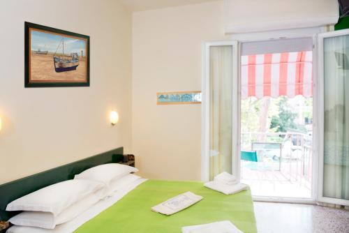 4 twin beds