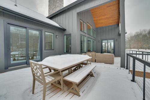 Shuttle to Ski Slopes! Hot Tub Haven in Boyne Mtn in Boyne Falls (Michigan)