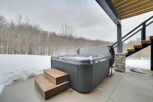 Shuttle to Ski Slopes! Hot Tub Haven in Boyne Mtn in Boyne Falls (Michigan)