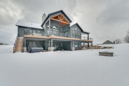Shuttle to Ski Slopes! Hot Tub Haven in Boyne Mtn in Boyne Falls (Michigan)