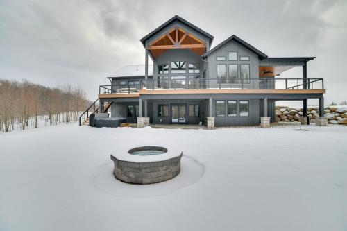 Shuttle to Ski Slopes! Hot Tub Haven in Boyne Mtn in Boyne Falls (Michigan)