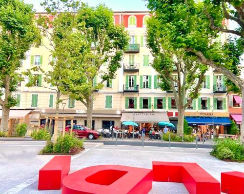 Place Grimaldi, close to beach and restaurants, with balcony, Nice