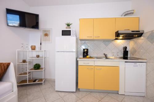 One-Bedroom Apartment with Balcony and Sea View image 5