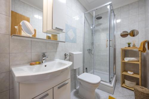 One-Bedroom Apartment with Balcony and Sea View image 8