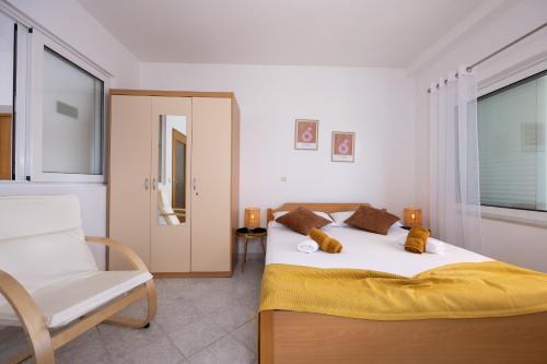 One-Bedroom Apartment with Balcony and Sea View image 6