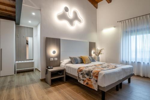 1 queen bed, 1 sofa bed