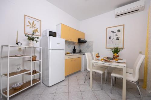One-Bedroom Apartment with Terrace and Sea View image 3