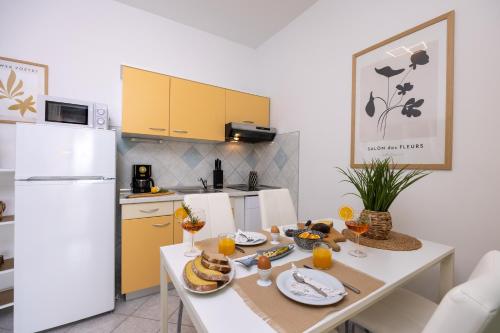 One-Bedroom Apartment with Terrace and Sea View image 4