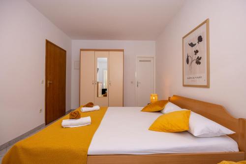 One-Bedroom Apartment with Terrace and Sea View image 5
