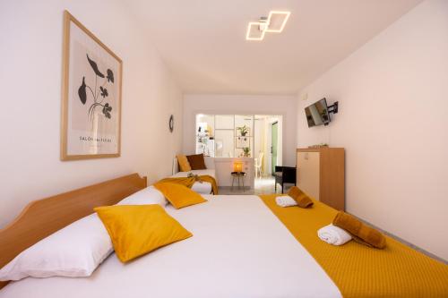 One-Bedroom Apartment with Terrace and Sea View image 6