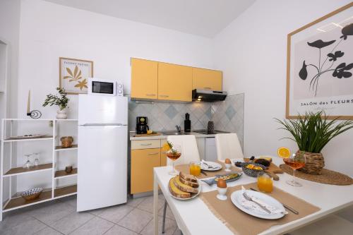 One-Bedroom Apartment with Terrace and Sea View image 1