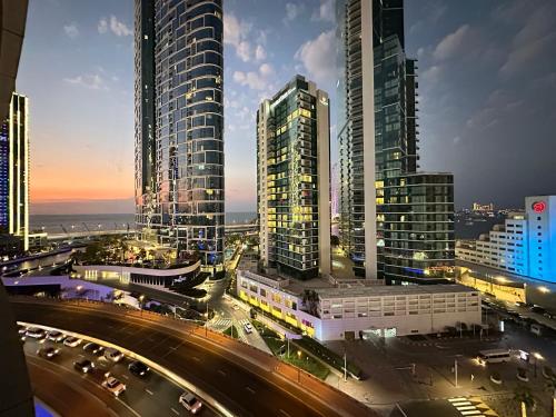 Opulent Flat with Beach, Pool & Canal View in JBR, Dubaï