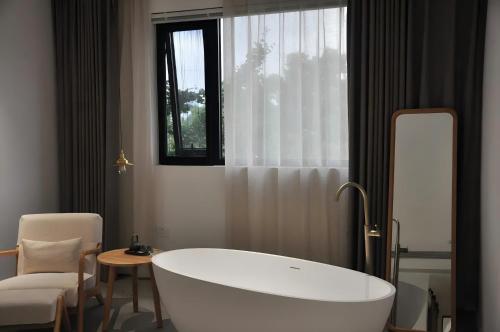 Deluxe Queen Room image 6
