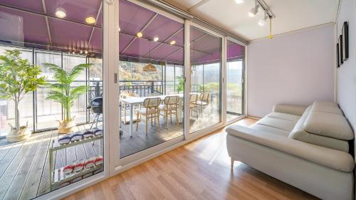 숙소 외관, 가평 또바기 애견 동반 스파 글램핑 카라반 펜션 (Gapyeong Ddobagi Pet & Spa Glamping) in 북면