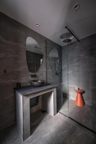 Superior King Room image 8