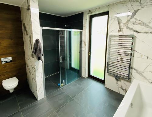 Zuhanyzó, Komfortní novostavba v Českém Švýcarsku (Komfortni novostavba v Ceskem Svycarsku) in Růžová