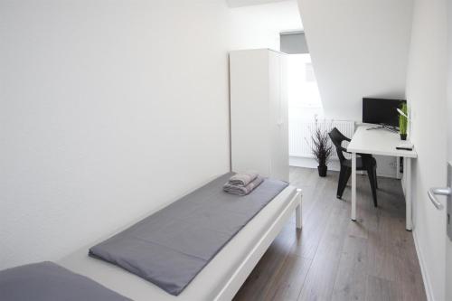 ALFA 2 Zimmer Apartment Stuttgart 2BR TV WIFI WM nahe Daimler l WIFI & SmartTV I 2 Rooms l Bathroom I Kitchen, Stuttgart (Foto 3)