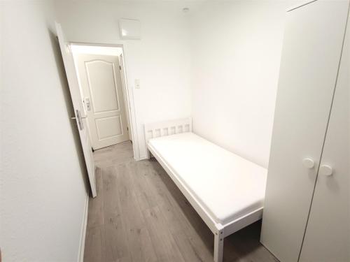 ALFA 2 Zimmer Apartment Stuttgart 2BR TV WIFI WM nahe Daimler l WIFI & SmartTV I 2 Rooms l Bathroom I Kitchen, Stuttgart (Foto 8)