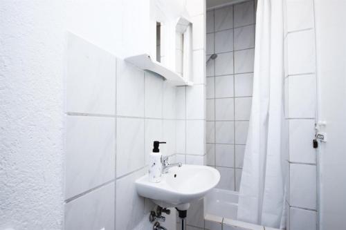 ALFA 2 Zimmer Apartment Stuttgart 2BR TV WIFI WM nahe Daimler l WIFI & SmartTV I 2 Rooms l Bathroom I Kitchen, Stuttgart (Foto 6)