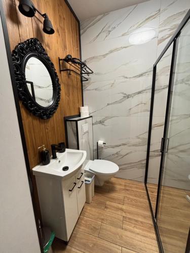 淋浴間, Mazurski Sad apartament Juno in 姆龍戈沃