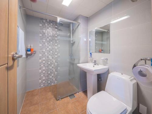 room detail thumbnail 2