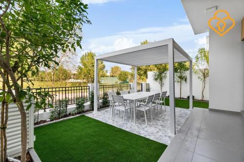 Keysplease 4BR, Nanny room, BBQ, Garden, Malibu Beach Access, Damac Hills, Dubái