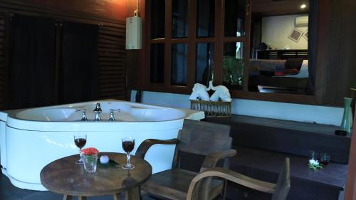 Tonnam Homestay Room Type - Deluxe Bungalow