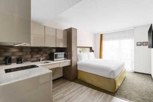 Studio with Full Kitchenette,  1 King image 3