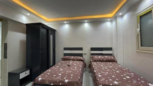 2 twin beds