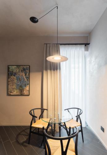 Deluxe One-Bedroom Apartment image 10
