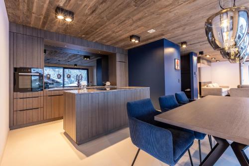 Cocina, Mountain Chalet Kappl - Luxury - Near Ischgl - Panorama Mountain View - Penthouse & Chalets in Kappl