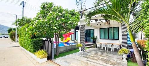Freeday Huahin Poolvilla 4 Bedroooms in Bor Fai