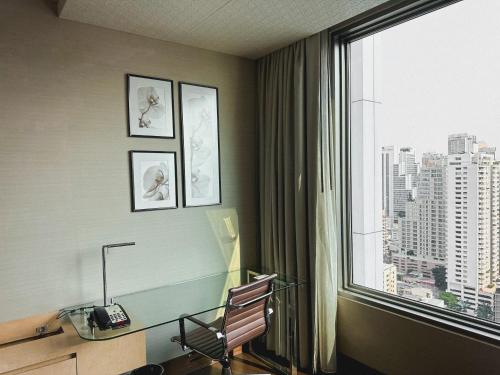 Deluxe Room with City View image 7