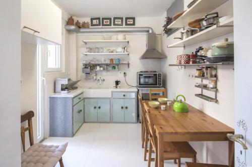 Home away from Home, Atene