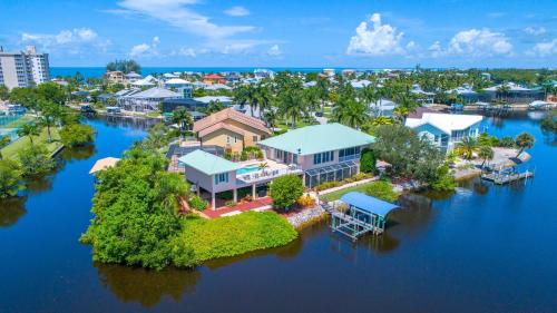 Perfect 4 Bed, 3 Bath Beach House with Heated Pool and Dock