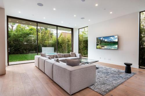 Luxurious 4BR Home with Pool, Jacuzzi and Free Parking, Los Angeles (fotografie 6)